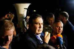 Bývalého gruzínského prezidenta Michaila Saakašviliho vítají jeho příznivci poté, co pronikl na ukrajinské území.