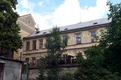 Usedlost Petynka na Břevnově, která již více než deset let chátrá i kvůli sporu ministerstva obrany s nadačním fondem Vincentinum