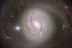 Teleskop zachytil galaxii Messier 77. Za jejím třpytem se ukrývá ničivá síla