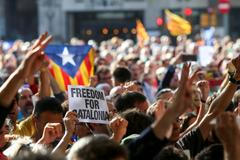 Lidé před katalánským ministerstvem financí, kde španělská policie provedla razii.