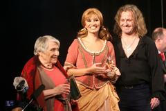 Spisovatelka Anne Golonová při návštěvě v Praze