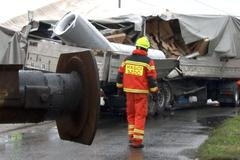 V Olomouci se na přejezdu srazil vlak s nákladním autem. Devět lidí se zranilo
