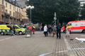Útočník pobodal několik lidí ve finském městě Turku. Záběry z místa útoku