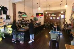 Muži si v kavárně připlatí, protože berou víc. V Austrálii kuriózně vyvažují rozdíly v odměňování