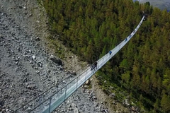 Nejdelší pěší visutý most na světě otevřeli ve Švýcarsku