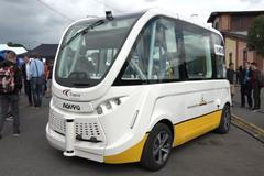 V Praze se ukázal autobus bez řidiče. Uveze až 15 osob a pozná dopravní značky