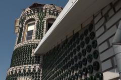 Dům ze skleněných lahví. Stavba vyšla desetkrát levněji než z cihel