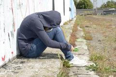 sezení mikina kapuce ilustrační foto