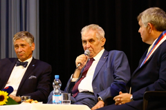 Při diskuzi s občany se Zeman vyjádřil k těžbě lithia a migrantům