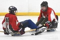 Connor McDavid poprvé na sledge saních