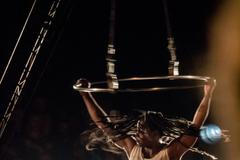 Začal festival Letní letná. Podívejte se na představení akrobatů nového cirkusu pod širým nebem