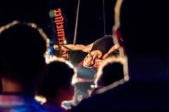 Začal festival Letní letná. Podívejte se na představení akrobatů nového cirkusu pod širým nebem