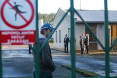 Babiš, Herman a Pelikán u památníku v Letech a prasečáku