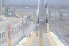 Muž chtěl vlakem přestěhovat lednici. Na nástupišti dostal pokutu