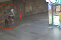 Násilník dal muži pěstí a vzal mu mobil. Jeho kamarád si napadení natáčel