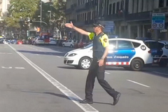 V barcelonském Las Ramblas najelo auto do davu lidí. Záběry z místa po útoku