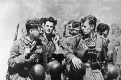 Nemohli se bránit. Potkal jsem muže, který za dezerci zastřelil nejlepšího kamaráda, říká Rothmann