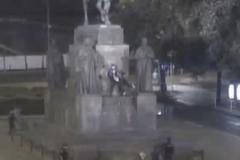 Žena si vzala extázi, vylezla na sochu svatého Václava a zaměstnala několik strážníků