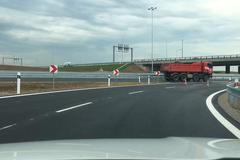 Nový úsek dálnice D11 do Hradce se otevře v pondělí. ŘSD ho ukázala novinářům v předstihu