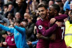 Raheem Sterling a Bernardo Silva (Manchester City) v zápase s Watfordem