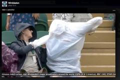 Fanoušci Wimbledonu si utahují z líného Nadala i z diváka bojujícího s pláštěnkou