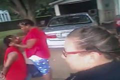 Ani policejní pouta mu nemohla zabránit požádat přítelkyni o ruku