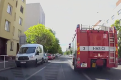 Řidič zveřejnil sporné video předjíždění hasičského vozu