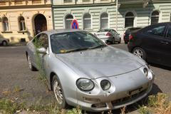 Vraky aut v ulicích Prahy