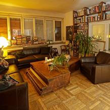 Svůj domov má Polívka nejraději v době, kdy zapadne slunce a venek zahalí tma. "Mám rád tmavé byty, někomu je to nepříjemné, ale mně je v tom dobře," říká k hnědé sedačce a dřevěnému nábytku. "Osobně preferuju starší věci, historické solitéry nebo věci z poctivého dřeva. Knihovnu jsem si nechal vyrobit na míru, ale stejně se mi tam všechny nevejdou, a tak teď musím svoji vášeň trochu brzdit," říká zarytý čtenář a milovník knih, které už mu pomalu plní parapet okna.