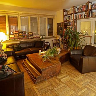 Svůj domov má Polívka nejraději v době, kdy zapadne slunce a venek zahalí tma. "Mám rád tmavé byty, někomu je to nepříjemné, ale mně je v tom dobře," říká k hnědé sedačce a dřevěnému nábytku. "Osobně preferuju starší věci, historické solitéry nebo věci z poctivého dřeva. Knihovnu jsem si nechal vyrobit na míru, ale stejně se mi tam všechny nevejdou, a tak teď musím svoji vášeň trochu brzdit," říká zarytý čtenář a milovník knih, které už mu pomalu plní parapet okna.