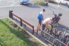 Zloději si na lavičce před koupalištěm vyhlídli kola, stačilo pár sekund a byli pryč