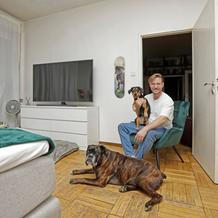 Vladimír Polívka bydlí ve starém funkcionalistickém domě nedaleko Dlouhé ulice. Byt 3+1 sdílí s partnerkou Magdou a psími mazlíčky.