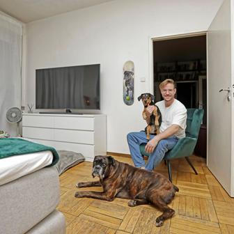 Vladimír Polívka bydlí ve starém funkcionalistickém domě nedaleko Dlouhé ulice. Byt 3+1 sdílí s partnerkou Magdou a psími mazlíčky.