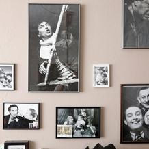 V jídelně s kuchyňským koutem, která malou chodbou navazuje na vstup do bytu, visí oblíbené fotografie. Je na nich partnerka Magdaléna, otec Bolek Polívka a maminka Chantal Poullain. Ale i trumpetista Louis Armstrong nebo herci Voskovec a Werich, jejichž humor je Vladimírovi blízký.