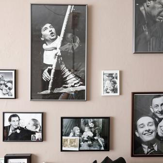 V jídelně s kuchyňským koutem, která malou chodbou navazuje na vstup do bytu, visí oblíbené fotografie. Je na nich partnerka Magdaléna, otec Bolek Polívka a maminka Chantal Poullain. Ale i trumpetista Louis Armstrong nebo herci Voskovec a Werich, jejichž humor je Vladimírovi blízký.