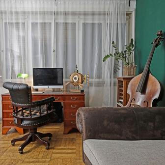 Polívka tak nazývá svoji pracovnu, kde ve svém volnu tvoří, čte si, studuje scénáře nebo nerušeně hraje na některý z nástrojů.