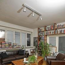 Dům, který se začal stavět koncem 30. let minulého století, má byty s poměrně velkými místnostmi, dřevěnými parketami a členitými okny. V obývacím pokoji se v prostoru vyjímá poděděné klavírní křídlo, které Vladimír zbavil noh a využívá ho jako odkládací stolek.