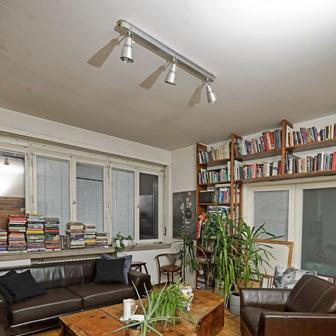 Dům, který se začal stavět koncem 30. let minulého století, má byty s poměrně velkými místnostmi, dřevěnými parketami a členitými okny. V obývacím pokoji se v prostoru vyjímá poděděné klavírní křídlo, které Vladimír zbavil noh a využívá ho jako odkládací stolek.