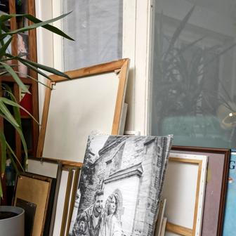 Herec přiznává, že k domácím pracím ho Magda občas musí dotlačit. "Malovali jsme zdi a já od té doby pořád věším obrazy," směje se. "Což vypadá tak, že řeknu: 'Ano, lásko, udělám to,' jenže já jsem v tomhle fakt lempl. Myslím, že některé holky by mi tuhle vlastnost neodpustily," dodává.