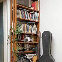 Vyjma herectví se věnuje i dalším formám umění, například hudbě. Doma má mnoho nástrojů.