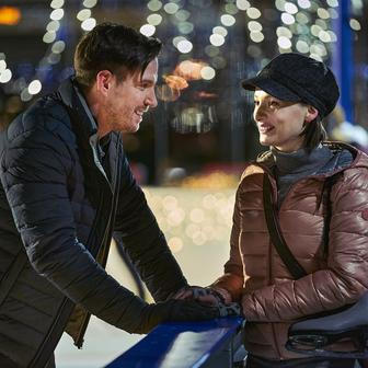 Vladimír Polívka jako Petr a Anna Fialová v roli Aničky ve filmu Vánoční příběh.