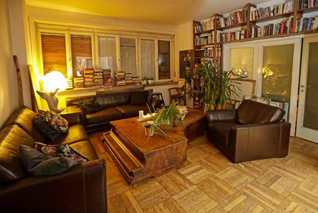 Svůj domov má Polívka nejraději v době, kdy zapadne slunce a venek zahalí tma. "Mám rád tmavé byty, někomu je to nepříjemné, ale mně je v tom dobře," říká k hnědé sedačce a dřevěnému nábytku. "Osobně preferuju starší věci, historické solitéry nebo věci z poctivého dřeva. Knihovnu jsem si nechal vyrobit na míru, ale stejně se mi tam všechny nevejdou, a tak teď musím svoji vášeň trochu brzdit," říká zarytý čtenář a milovník knih, které už mu pomalu plní parapet okna.