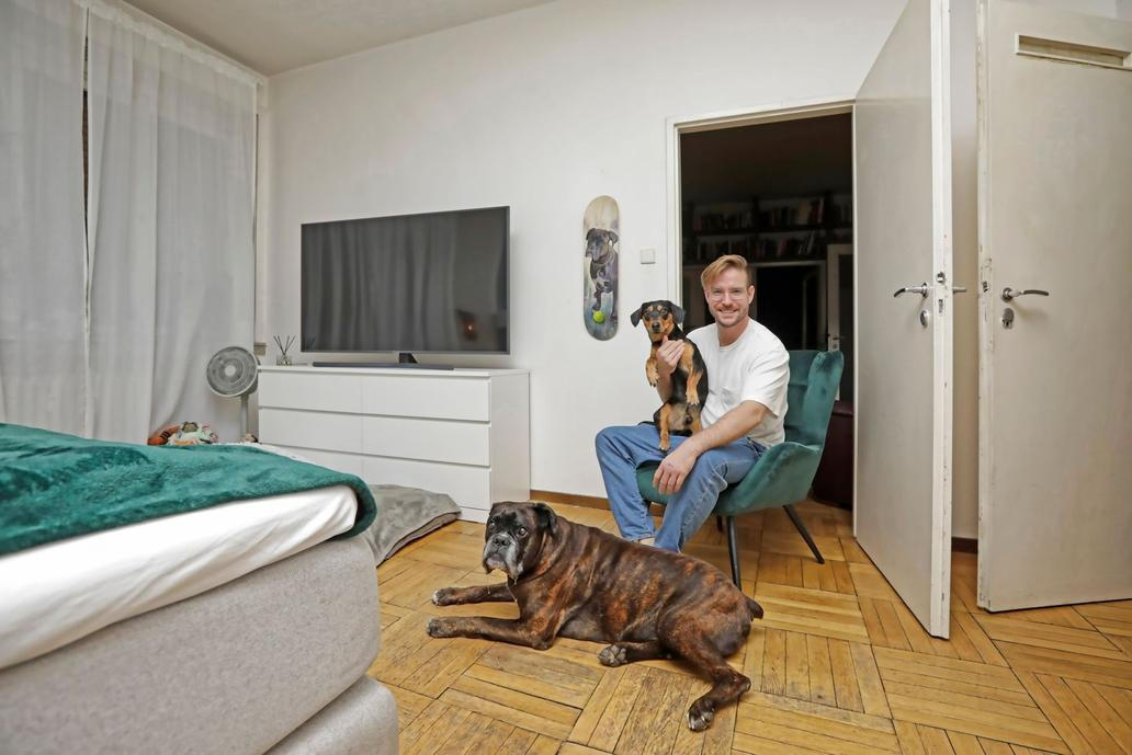 Vladimír Polívka bydlí ve starém funkcionalistickém domě nedaleko Dlouhé ulice. Byt 3+1 sdílí s partnerkou Magdou a psími mazlíčky.