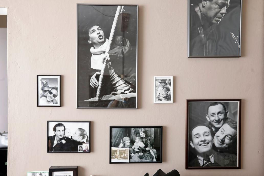 V jídelně s kuchyňským koutem, která malou chodbou navazuje na vstup do bytu, visí oblíbené fotografie. Je na nich partnerka Magdaléna, otec Bolek Polívka a maminka Chantal Poullain. Ale i trumpetista Louis Armstrong nebo herci Voskovec a Werich, jejichž humor je Vladimírovi blízký.