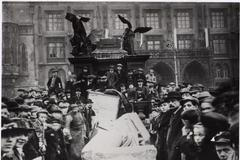 Výročí stržení Mariánského sloupu v roce 1918