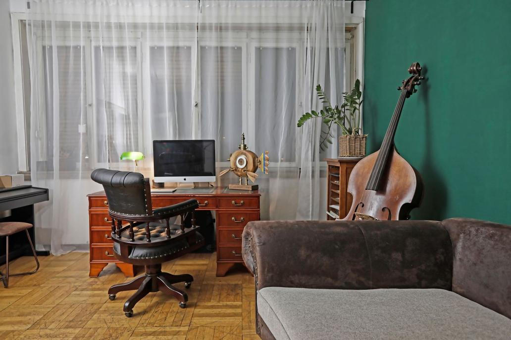 Polívka tak nazývá svoji pracovnu, kde ve svém volnu tvoří, čte si, studuje scénáře nebo nerušeně hraje na některý z nástrojů.