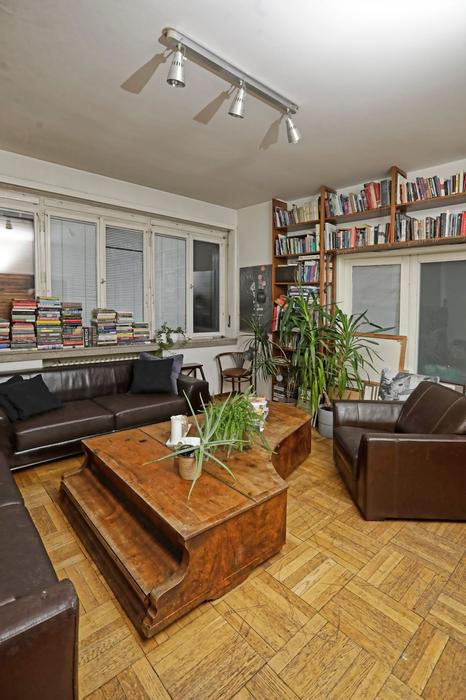 Dům, který se začal stavět koncem 30. let minulého století, má byty s poměrně velkými místnostmi, dřevěnými parketami a členitými okny. V obývacím pokoji se v prostoru vyjímá poděděné klavírní křídlo, které Vladimír zbavil noh a využívá ho jako odkládací stolek.