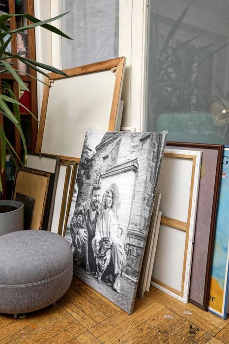 Herec přiznává, že k domácím pracím ho Magda občas musí dotlačit. "Malovali jsme zdi a já od té doby pořád věším obrazy," směje se. "Což vypadá tak, že řeknu: 'Ano, lásko, udělám to,' jenže já jsem v tomhle fakt lempl. Myslím, že některé holky by mi tuhle vlastnost neodpustily," dodává.