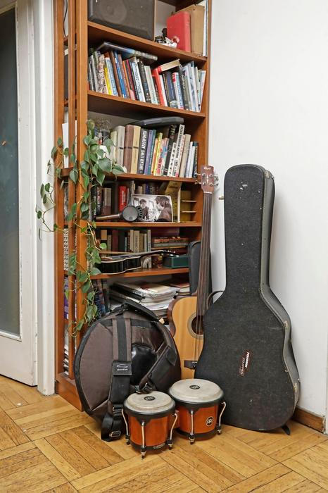 Vyjma herectví se věnuje i dalším formám umění, například hudbě. Doma má mnoho nástrojů.