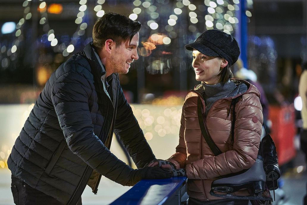 Vladimír Polívka jako Petr a Anna Fialová v roli Aničky ve filmu Vánoční příběh.